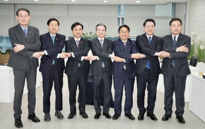 강기정 광주광역시장이 17일 광주도시공사에서 열린 대통령실 주관 '광주 군공항 이전 전담팀(TF) 6자 협의체' 회의에 앞서 참석자들과 기념촬영을 하고 있다. (사진 왼쪽부터 강희업 국토교통부 제2차관, 구윤철 기획재정부 장관, 안규백 국방부 장관, 김용범 대통령실 정책실장, 강기정 광주광역시장, 김영록 전라남도지사, 김산 무안군수) /광주광역시 제공