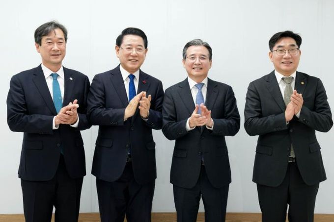 김영록 전라남도지사 17일 광주에서 대통령실 김용범 정책실장 주재로 열린 ‘전남 통합대학교 국립의과대학 신설 추진 간담회’에서 송하철 국립목포대학교 총장, 이병운 국립순천대학교 총장 등 참석자들과 기념촬영을 하고 있다.