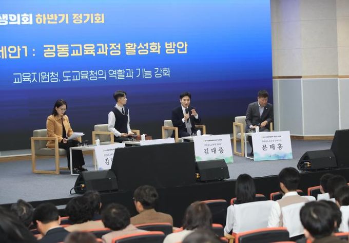 18일 전라남도교육청교육연구정보원에서 ‘제7기 전남학생의회 하반기 정기회’가 진행되고 있다.