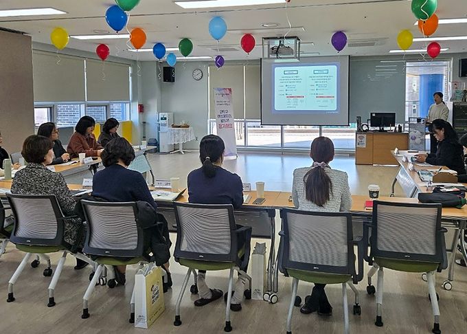 대전 대덕구가 18일 대덕구육아복합마더센터에서 여성일자리협의체 실무진 간담회를 열고, 지역 특성에 맞는 여성 일자리 창출 방안을 논의하고 있다.