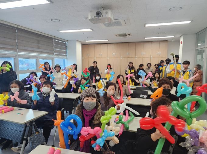 대구서부교육지원청 초록봉사단, 어르신과 함께한 연말 재능나눔