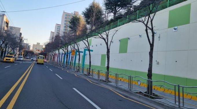 평산초 옹벽 보강 개선 사진.