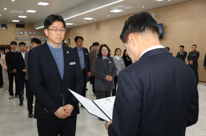 고성군, 2026년 상반기 정기인사 임용장 수여