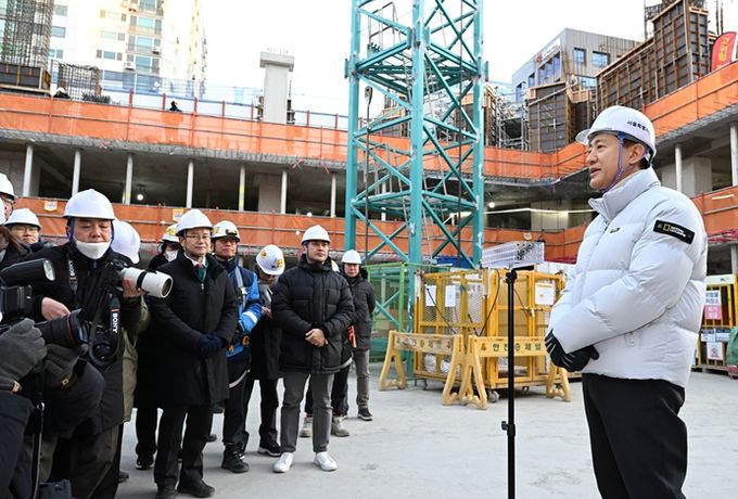 2일 오전 영등포구 재건축 현장(영등포구 유원제일1차 재건축)을 찾은 오세훈 서울시장이 공사장 안전관리 당부 메시지를 전달하고 있다.