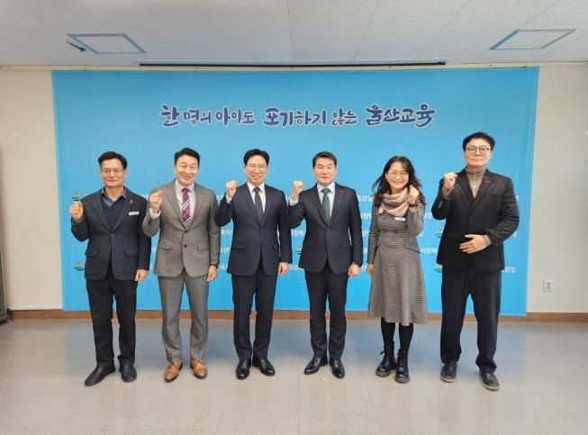 강북교육지원청 한성기 교육장(왼쪽에서 네번째)이 지난 5일 최문태 신임 북부경찰서장(왼쪽에서 세번째)과 환담하고 기념사진을 찍고있다