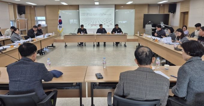나주시농업기술센터가 지난 5일 농업인교육관에서 ‘2026년도 주요업무계획 보고회’를 농촌 고령화와 기후변화에 대응하기 위해 토론 방식으로 진행했다.