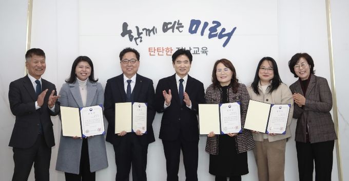 김대중 전남교육감(맨 가운데)과 교육청 관계자, 교육부 장관상을 수상한 학부모들이 전수식을 마친 뒤 기념사진 촬영을 하고 있다.