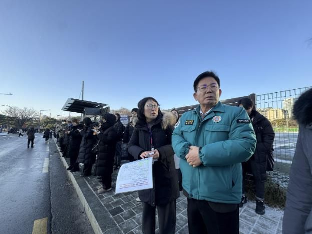 디지털미디어시티(DMC)역을 찾아 무료 셔틀버스 운행을 살피는 박강수 마포구청