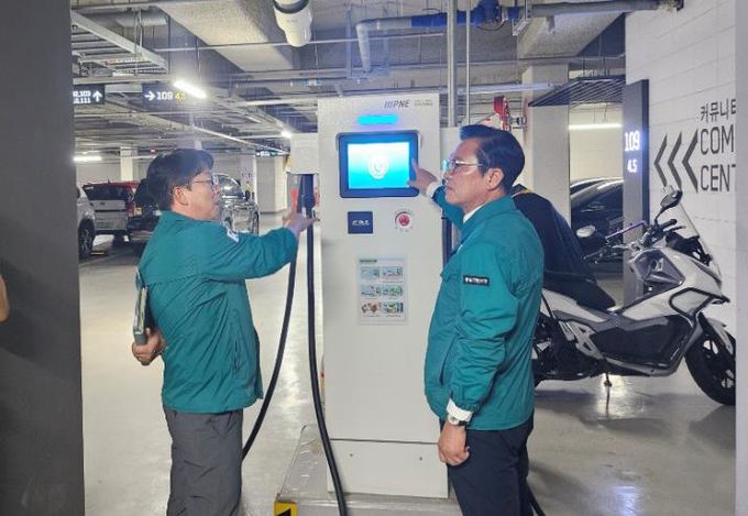 김석필 천안시장 권한대행 부시장이 공동주택 지하주차장 전기차 충전시설을 점검하고 있다.