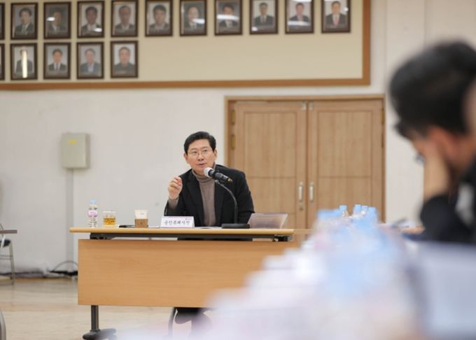 이상일 용인특례시장이 2일 처인구청 대회의실에서 간부 공무원 회의를 열고, 현안에 대해 논의하고 있다.