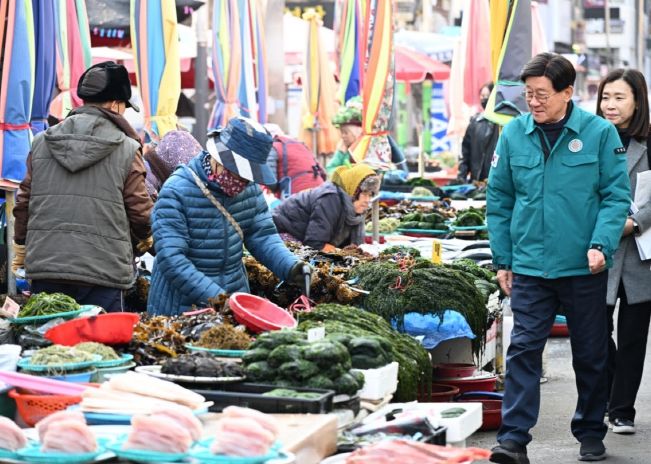 정종복 기장군수가 설을 맞아 기장시장 현장점검을 하고 있다.