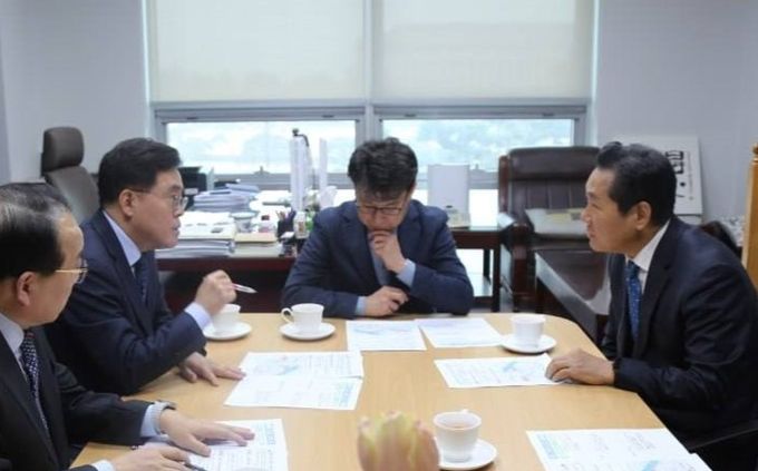 진 구청장 국회 찾아 교통망 확충 건의