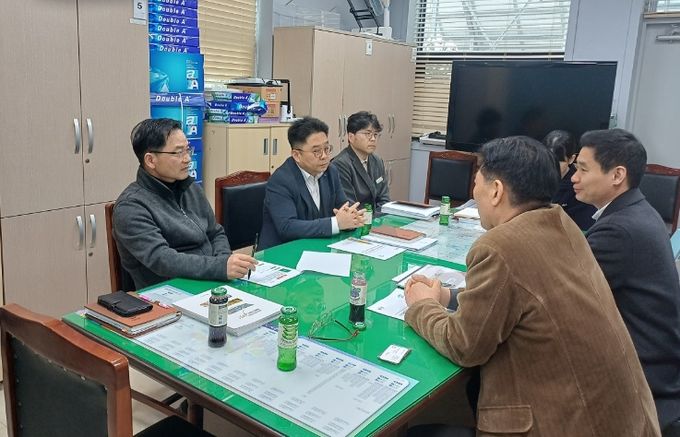 이응우 계룡시장은 25일 청양군 충남사회적경제혁신타운에서 열린 ‘충남 시장․군수협의회’에서 3軍 본부 핵심지역 지원 특별법 제정을 건의했다