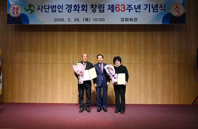 1. 성낙인 군수가 표창장을 받은 분들과 기념촬영을 하고 있다.