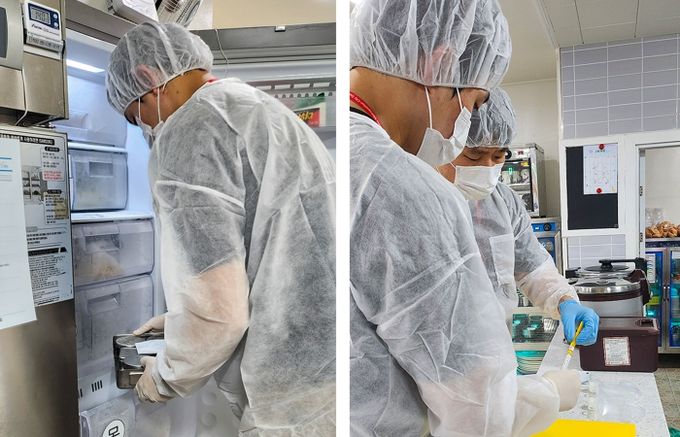 대전 대덕구 관계자들이 집단급식소를 방문해 식중독 예방을 위한 위생관리 실태를 점검하고 있다.