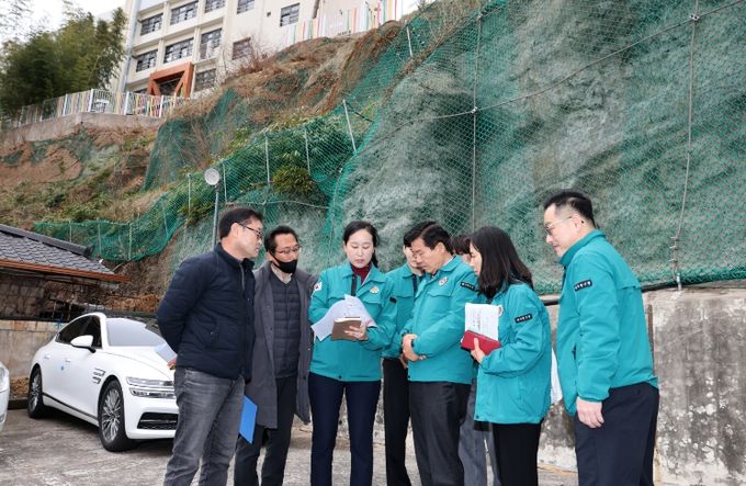 대구 중구, 해빙기 맞아 취약시설 집중 안전점검 실시(지난 2월 26일 현장 점검중인 류규하 중구청장과 관계자)