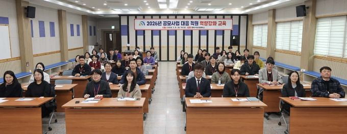 최충규 대덕구청장(사진 첫 번째 줄 왼쪽 다섯 번째)과 대덕구 공모사업 담당 공무원들이 9일 구청 대회의실에서 열린 직원 역량강화 교육을 마친 후 기념 촬영을 하고 있다.