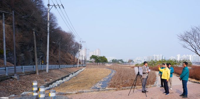 시 관계자들이 완산지구 급경사지에서 현장 안전점검을 하고 있다.