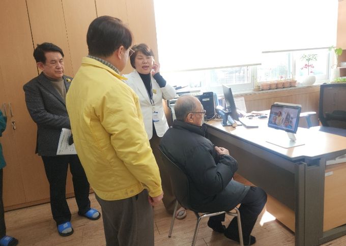 병원까지 먼 어르신들 위해”…청도군, 원격협진으로 의료 사각지대 해소(원격진료사진)