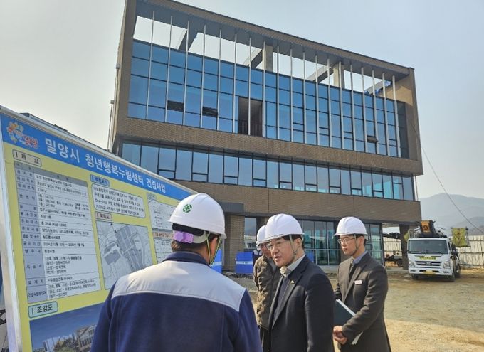 이정곤 밀양시 부시장이 밀양청년센터 건립 현황을 점검하고 있다.