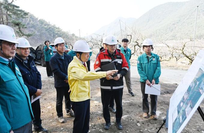 성낙인 군수가 인명피해 우려 지역 현장을 살피고 있다.- 고암면 우천리 산사태 취약지구