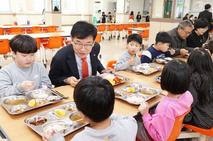 윤건영 교육감, 새 학기 학교급식 현장 점검