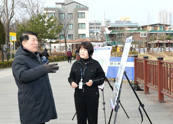 이문안호수공원 시설 확충 사업에 대해 보고받는 백경현 구리시장