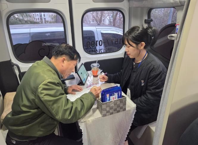 울산동부도서관 직원들이 12일 도서관 주차장에서 '마음 안심 버스' 정신건강 상담을 받고있다