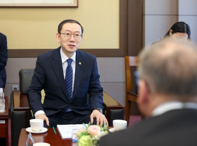 이명구 관세청장이 13일 서울본부세관에서 이반 얀차렉 주한 체코 대사를 만나 우리 기업의 체코 수출 확대를 지원하기 위한 양국 간 관세협력 방안을 논의하고 있다.