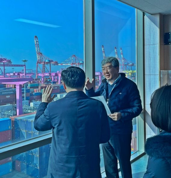 - 인천항만공사 이경규 사장이 선광신컨테이너터미널(주) 정국위 대표이사에게 중동사태 이후 컨테이너 터미널 야드 장치율 현황 등을 듣고 있다.