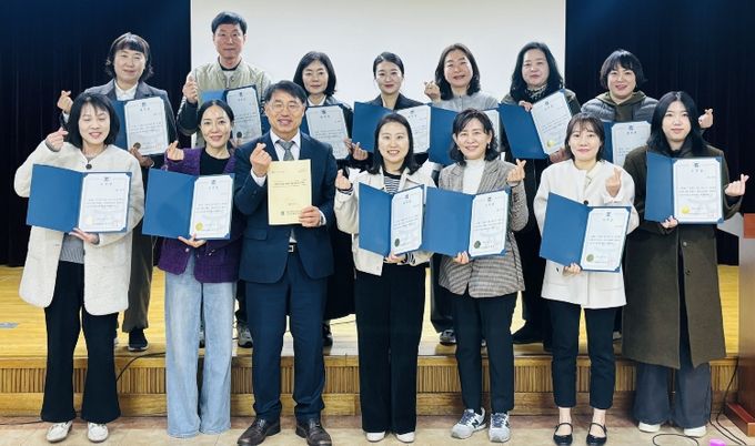 광주시교육청 인성생활교육과 구영철 과장이 17일 구)광주교육연구정보원 소강당에서 ‘위기교실케어샘 역량강화 연수’를 진행하고 위촉 대상자와 함께 기념사진을 촬영하고 있다.