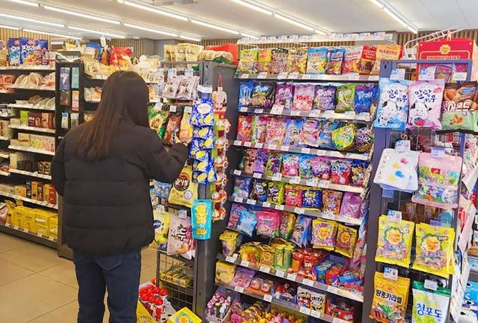 대전 대덕구 직원이 어린이 기호식품 판매업소를 방문해 어린이 기호식품 안전 점검을 진행하고 있다.