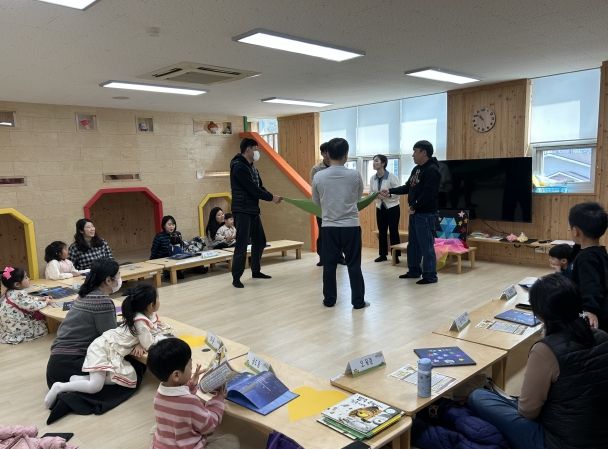 도담도담 책 읽는 가족 활동모습