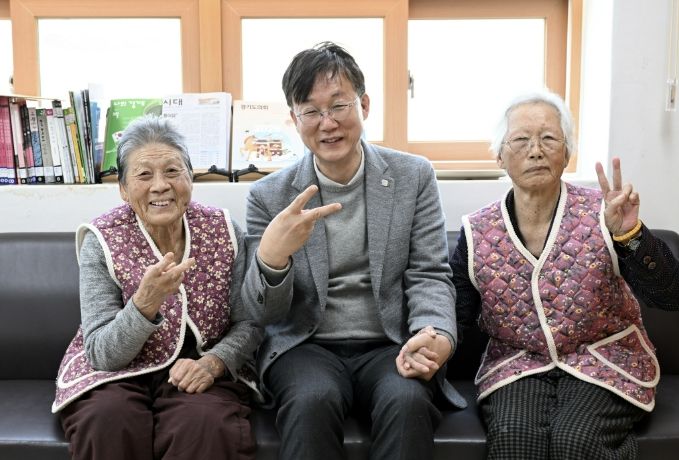 이민근 안산시장(사진 가운데)이 19일 풍도·육도 주민과의 현장소통 간담회에서 어르신들과 사진촬영을 하고 있다