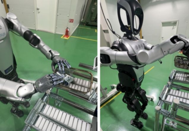 휴머노이드 로봇이 직접 자동차부품 트레이를 들어 세척 바구니로 투입 <경남TP제공>