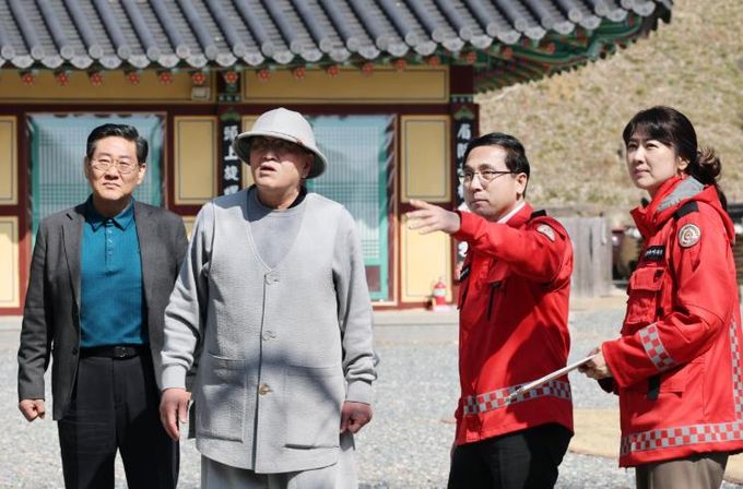 박희조 동구청장이 사찰 내 화재 취약 요소를 꼼꼼히 살피는 모습