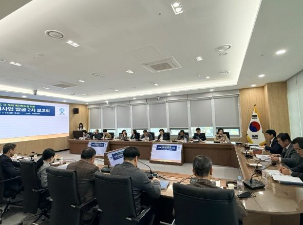 곡성군 관계자들이 2027년 국도비 확보를 위한 건의사업 발굴 보고회를 개최하고 있다.