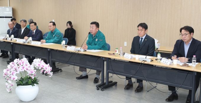 청주시, 2026년 1분기 통합방위협의회 개최. 사진(오른쪽에서 세번째 이범석 청주시장)