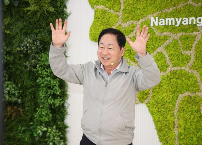 스마트경로당 스튜디오 화상 교육 프로그램에 참석 중인 주광덕 시장