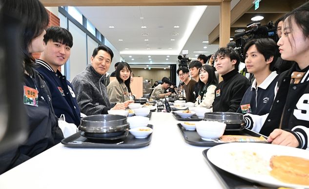 오세훈 서울시장이 24일(화) 숭실대학교 학생회관 식당에서 학생들과 함께 식사하며 청년들의 고민을 청취하고 있다.