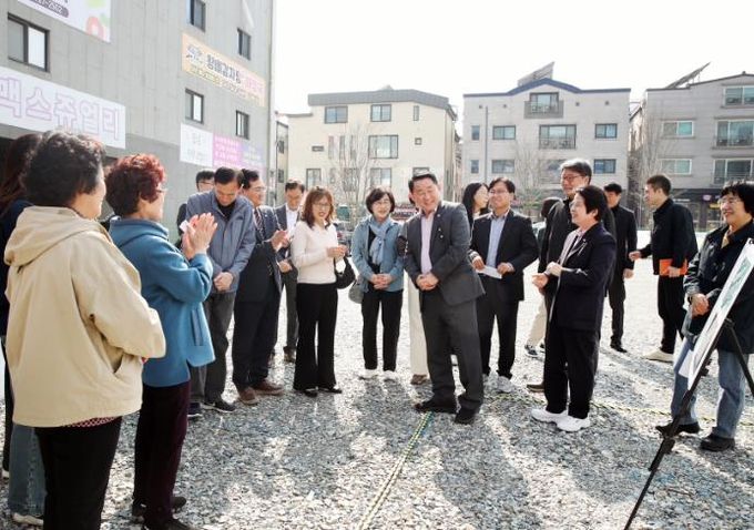 서철모 서구청장을 비롯한 구 관계자들이 도안동 1777번지 공한지 임시 공영주차장 시설을 살피고 있다