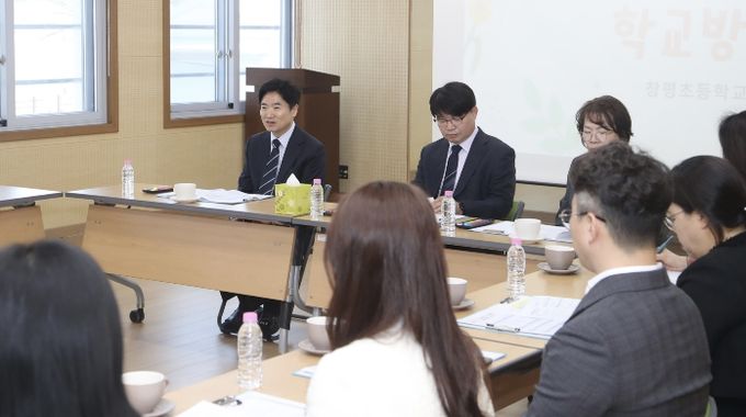 김대중 전라남도교육감과 담양 창평초등학교 교육가족들이 26일 지역사회와 연계한 교육 활성화 방안을 논의하고 있다.